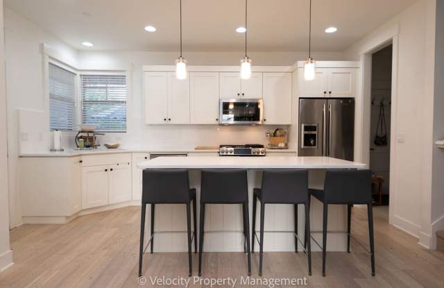 Beautiful NW Crossing Townhome with Main-Level Primary Suite! Gallery 4