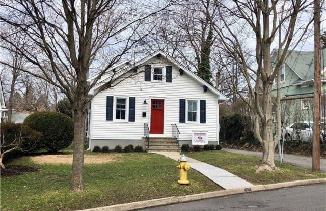 27 Penataquit Place - 27 Penataquit Place, Huntington, NY 11743
