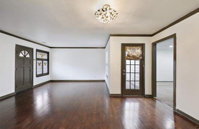 2824 Dyer Street Gallery 4