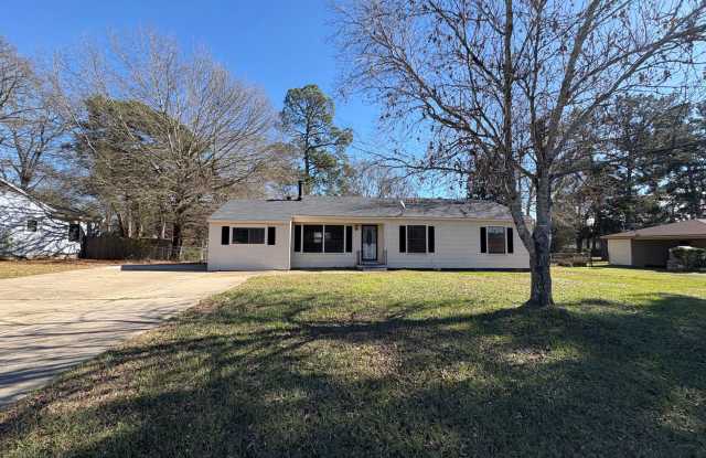 Amazing 4 bedroom/ 2bath house on beautiful lot! photos photos