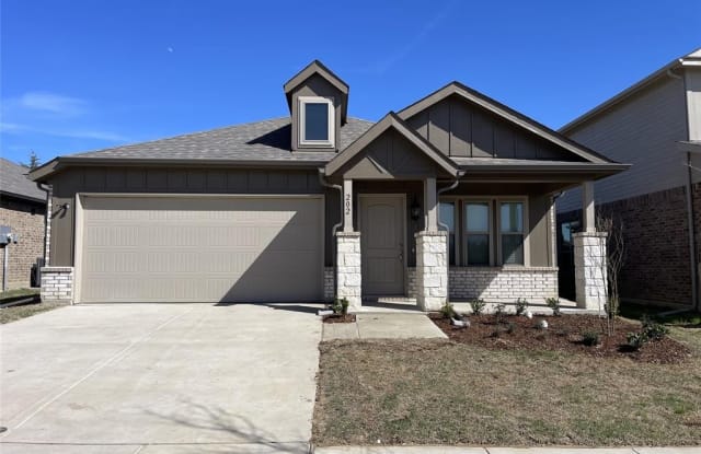 214 Knoll Pines Drive - 214 Knoll Pines Drive, Terrell, TX 75160