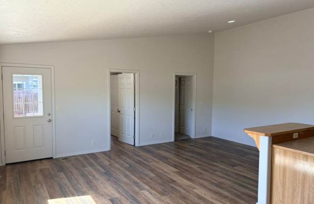 Beautifully Remodeled 3 Bedroom, 2 Bathroom Duplex with Private Yard & Attached Garage Gallery 4