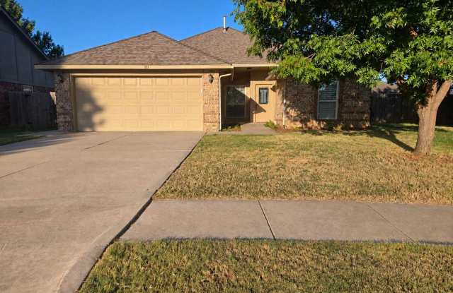 Welcoming Moore Home Near Walking Trails & Park Gallery 1