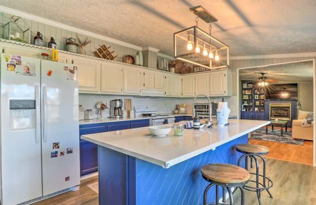 Fully Furnished, Beaver Lake Area 3 bed 2 bath home, Large Deck, Fenced in Yard Gallery 3