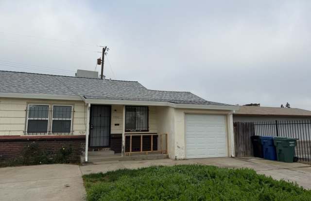 Single Story 2BR Home in Sacramento- $1,750, utilities included photos photos