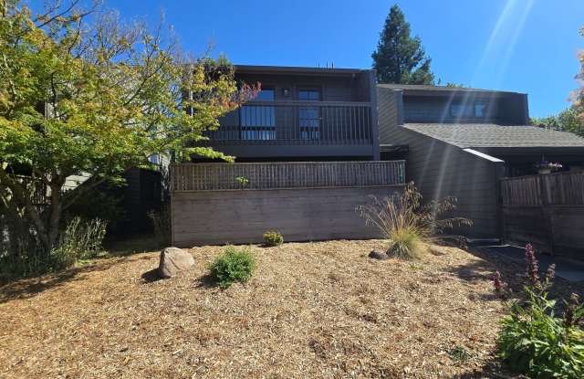 Updated 3BR/2BA Condo in Prime Sebastopol Location! Gallery 1
