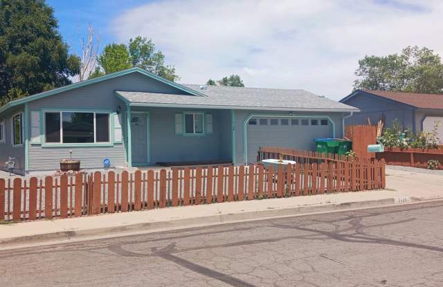 Updated 3 bedroom with A/C and Yard photos photos