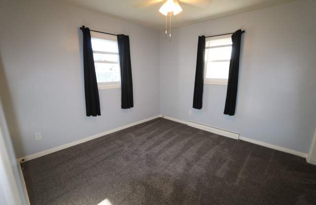 3 Bedroom 1 1/2 Bath House - 2503 Surrey Road, Burlington, IA 52601