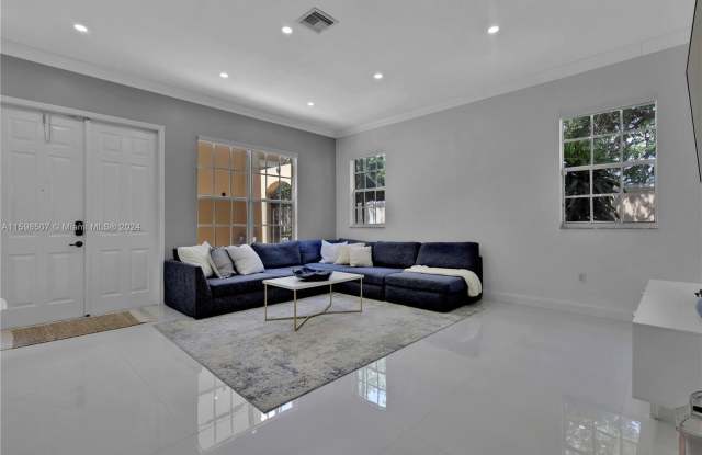 913 SW 147th Ter Gallery 4