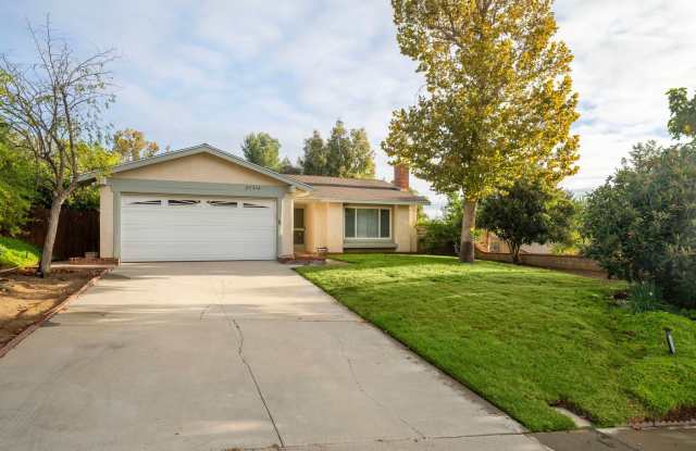 CUTE!  CUTE!  CUTE!  Single Family 3+2 on Cul-De-Sac in North Valencia Gallery 3