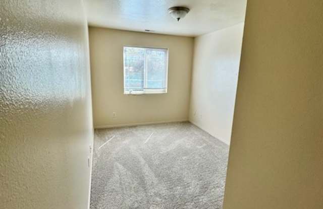 3 Bedroom, 1 Bathroom Unit * Flexible Lease Terms - 3 months, 6 months or Year Lease Options photos photos