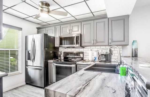 MARCO ISLAND 2 BEDROOM FIRST FLOOR ** OFF-SEASON AVAILABLE photos photos