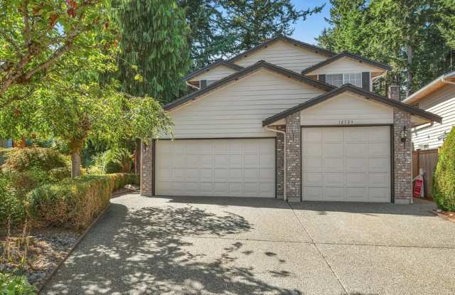 Spacious 3-Bedroom Home with Sunroom in Private Lake Community – Everett - 12724 37th Avenue Southeast, Eastmont, WA 98208