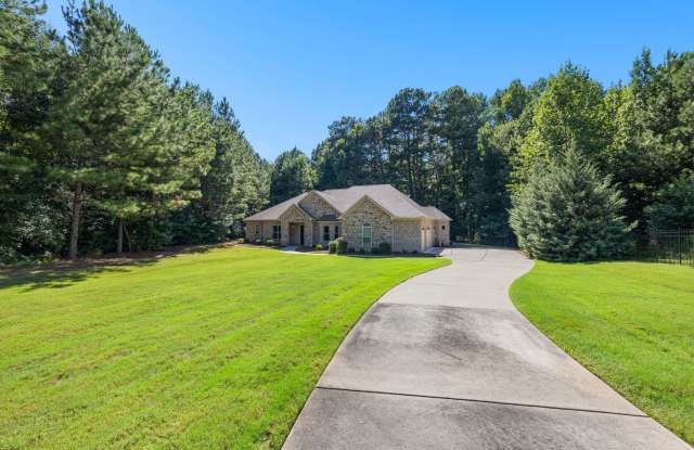 4BR Estate Home on 2.5 Acres Near Trilith Gallery 4