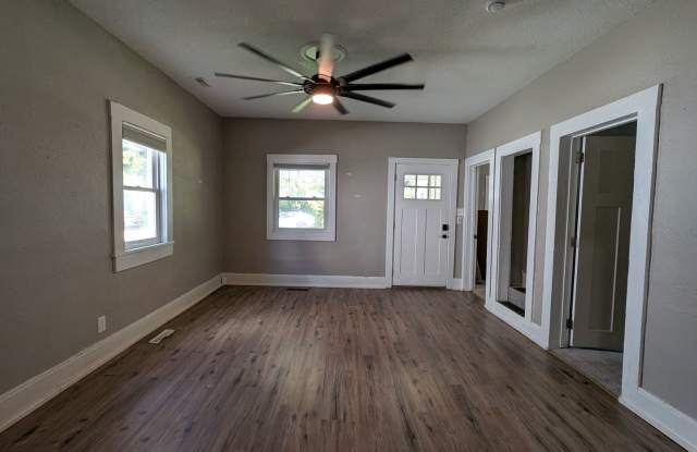 Newly Updated 5-Bedroom Home - EIU Campus! Gallery 3