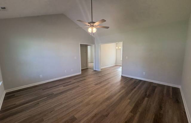 Beautiful Home Minutes from I-24 for Easy Commuting! Gallery 4
