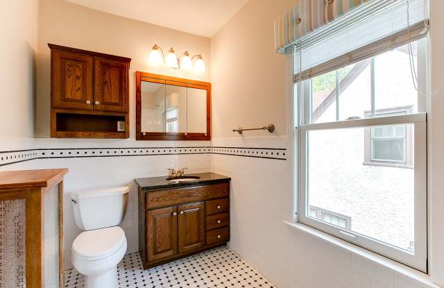 8 Bedroom Home Across from Macalester! Gallery 3