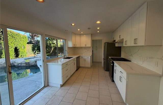 20702 Elizabeth Lane Gallery 2