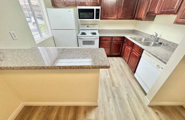 ** SUPER SUMMER SPECIAL!! $400 Off First Month's Rent **  Stylish condo with new upgrades, tennis courts, and pool access Gallery 3