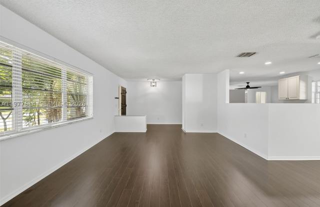 770 SE Hollahan Ave Gallery 2