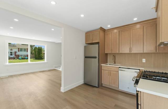 Newly Renovated 4-Bedroom, 2-Bath Home for Rent in Magnolia | Modern Updates & Spacious Yard Gallery 3