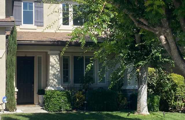 Beautiful Pool Home with Five Bedrooms Gallery 3