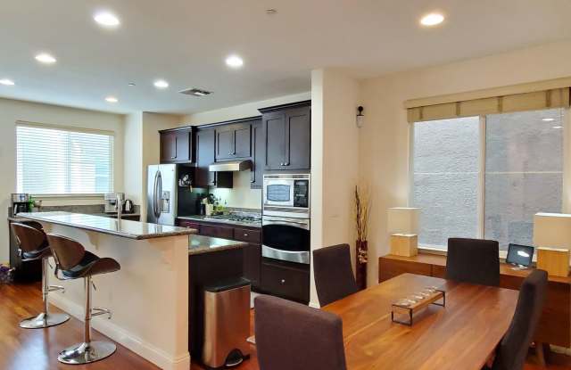 Stunning Single Family Home, A/C, Great Location near Cal-Train/Light Rail! Gallery 2
