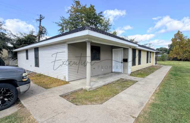 Spacious 3BR/2BA Duplex Near McNeese - 305 East Claude Street, Lake Charles, LA 70605 Spacious 3BR/2BA Duplex Near McNeese - 305 East Claude Street, Lake Charles, LA 70605