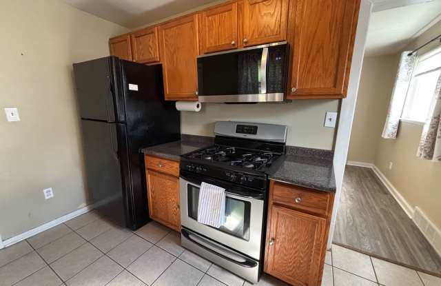 **RENT SPECIAL** - 3 Bedroom Home in South Park! Gallery 4