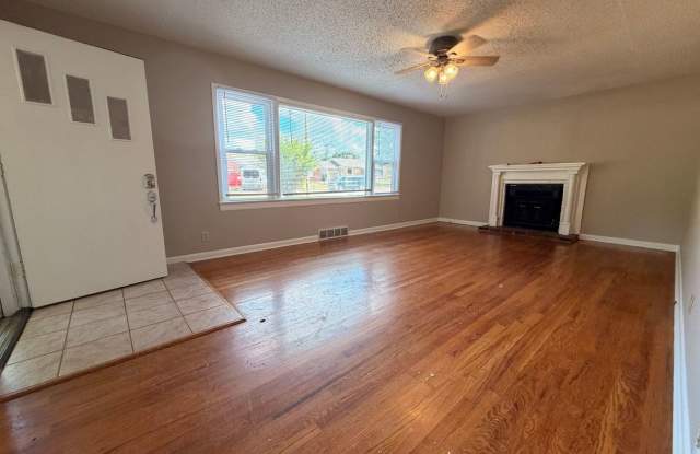 2 Bed / 1 Bath House w/ garage and fenced in backyard. Gallery 4