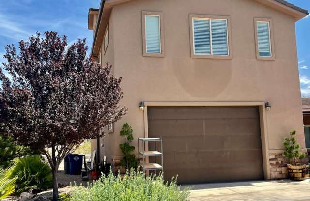 INCLUDES UTILITIES - Two Bedroom Apartment with Private Deck and VIEWS - 956 Quail Ridge Drive, Washington, UT 84780