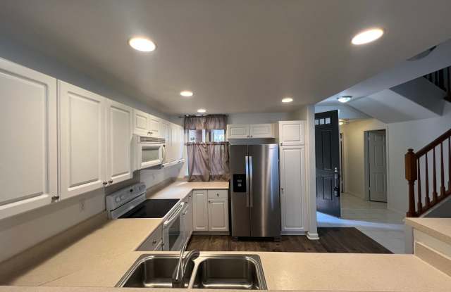 2 Bedroom / 2.5 Bath Condo with 1 car garage w/Tandem parking. Pets are negotiable! - 92-1121 Panana Street, Makakilo, HI 96707