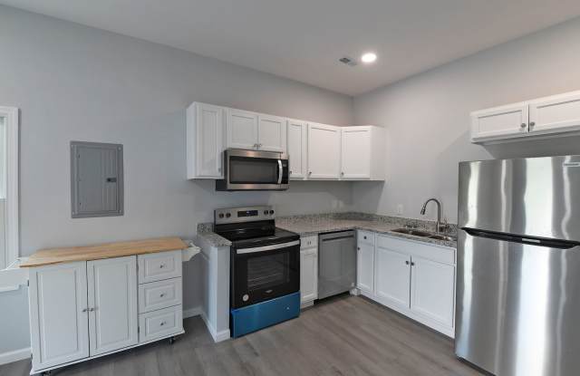 2 Bed/1 Bath Historical Townhome Gallery 3