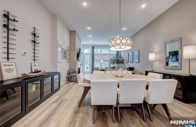 18 Hillandale Gallery 1