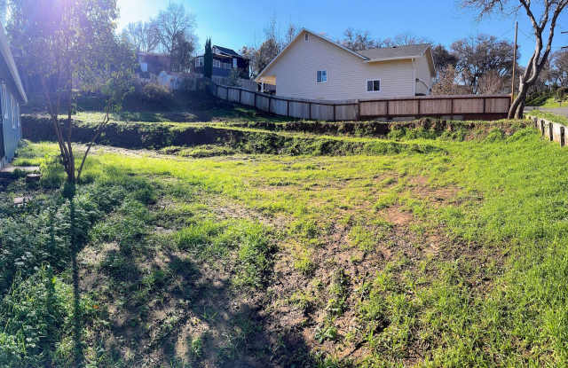 Newly Renovated 3/1 Home w/ Large Yard Gallery 4