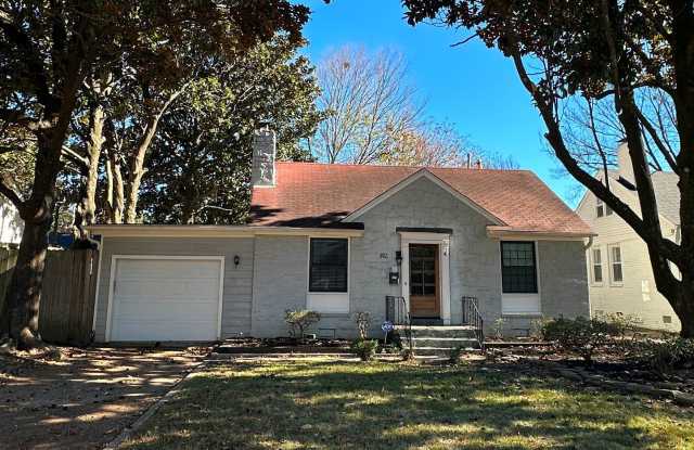 Charming Cottage in East Memphis! Fully fenced back yard! Ready to be your next home! photos photos