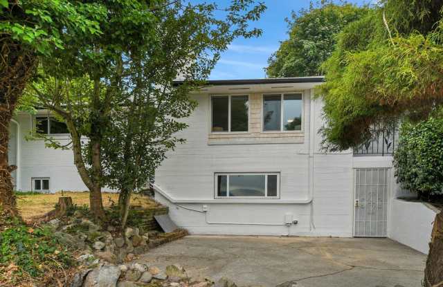 Spacious 5-Bedroom Home with Two Kitchens and Mountain Views in Tacoma Gallery 1