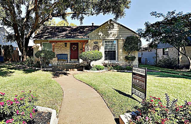 2137 Barberry Dr - 2137 Barberry Drive, Dallas, TX 75211