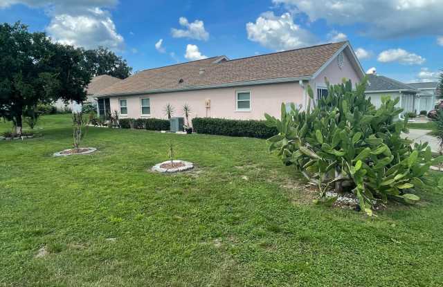Charming 2BR/2BA Home in Ocala Palms – Golf Course Community Living! Gallery 4