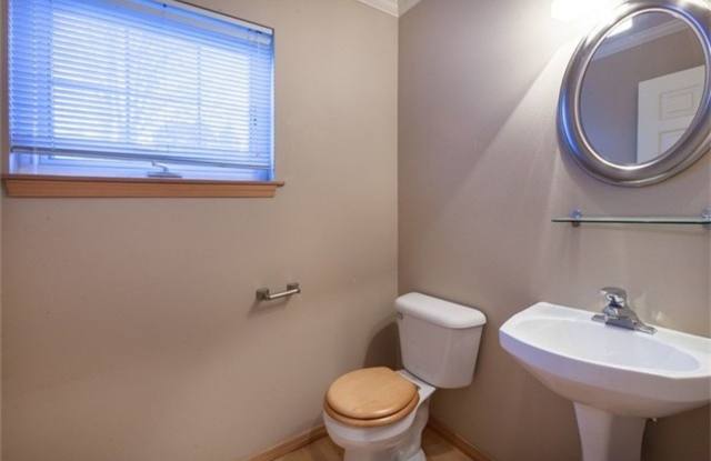 Lovely 3 bed, 2.5 Bathroom Magnolia Tonwnhome Available 11/1 Gallery 4
