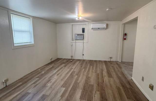Freshly updated 1-bedroom, 1-bath apartment in Grandview Plaza! Gallery 3