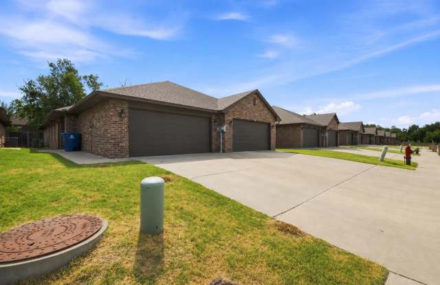 * MOVE IN SPECIAL * 3 Bedroom 2 Bath 2 Car Garage - Edmond Schools Close to Downtown Edmond Gallery 3