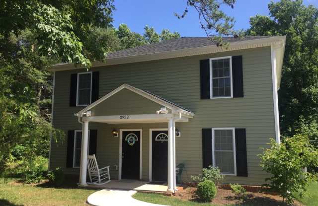 Mins from LU and Wards Rd. Water, trash, lawncare included! photos photos