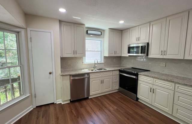 Room in 3 Bedroom Home at Hillsboro Rd SW photos photos