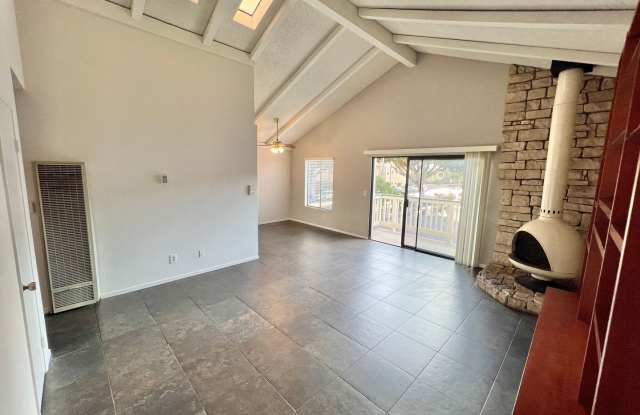 Spacious 2-Bedroom, 2-Bathroom Alamitos Beach Retreat Gallery 3