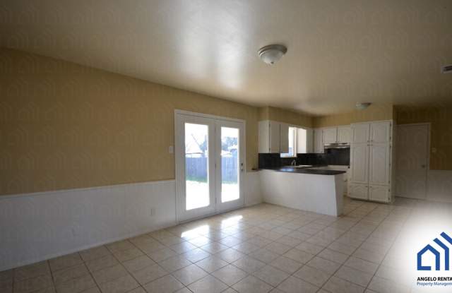Beautiful 3 Bedroom 2 bath home just blocks from Angelo State's campus! Gallery 3