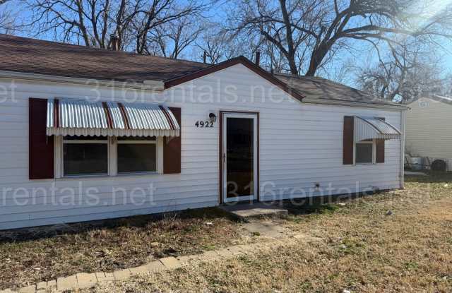 $915 - 3 bedroom / 1 bathroom - Single Family Home - 4922 Cedardale Avenue, Oaklawn-Sunview, KS 67216