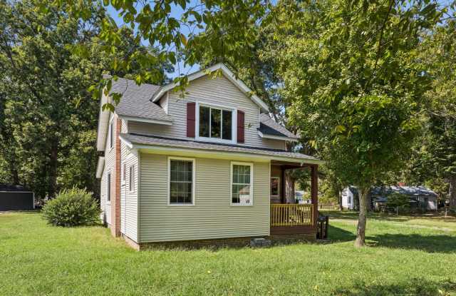 4 beds, 2 bath Character, comfort, and convenience in the heart of Newport News Gallery 4