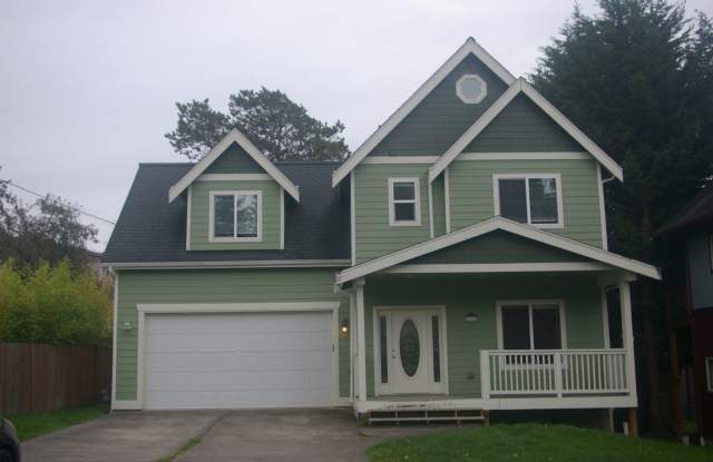 Close to Western Washington University - 4 bedroom 2.5 bath Home! - 1121 22nd Street, Bellingham, WA 98225