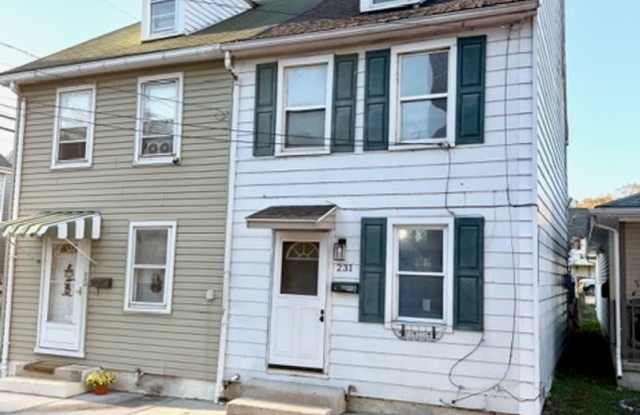 Spacious 3-Bedroom, 1-Bath Townhome for Rent! Gallery 1